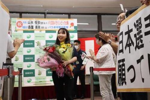 花道を通る森薗監督