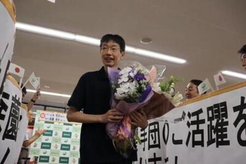 花道を通る山本監督