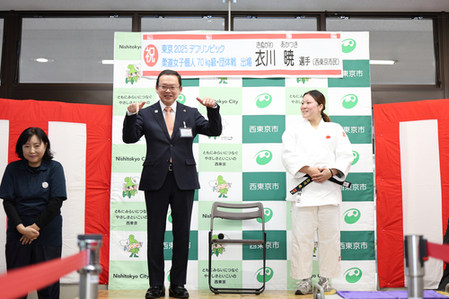 市長が手話で挨拶をしている写真