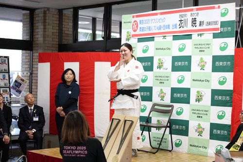 衣川選手が手話で挨拶している写真