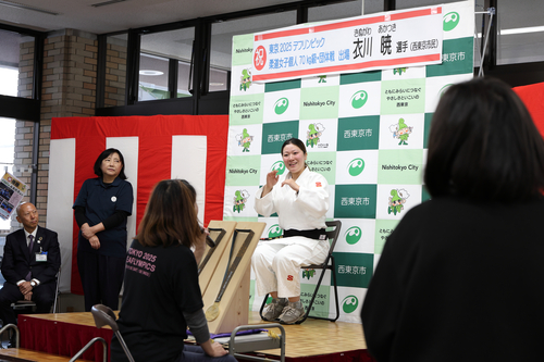 衣川選手が質問に手話で回答している写真