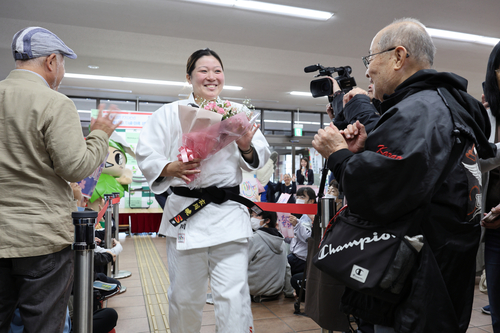 花道を通る衣川選手