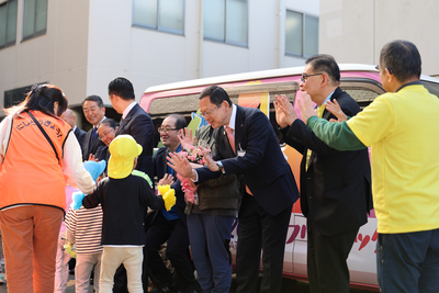 園児と市長がハイタッチしている写真