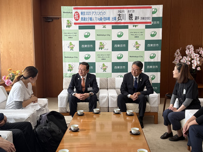 歓談の様子の写真