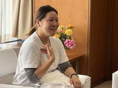 衣川選手が手話でお話している写真