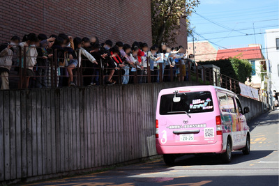 キャラバンカー見送り中の写真