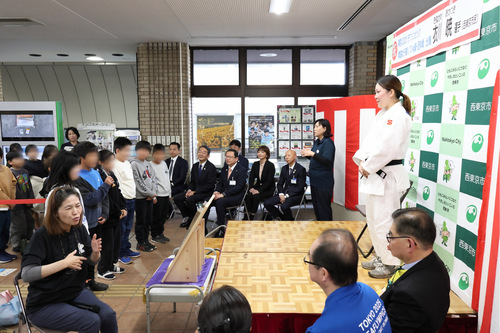 向台小学校の子どもたちがエールを伝える様子