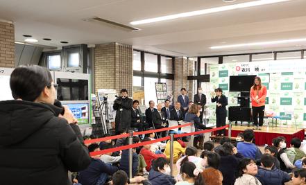 衣川選手が質問に手話で回答している写真