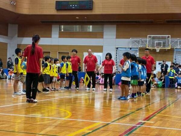 試合開始の整列している画像