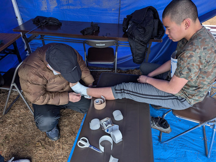 （公社）東京都柔道整復師会北多摩支部のみなさんに怪我予防にテーピングをしていただいた画像