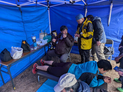 （公社）東京都鍼灸師会三多摩東支部の皆さんに選手のケアをしていただいた画像