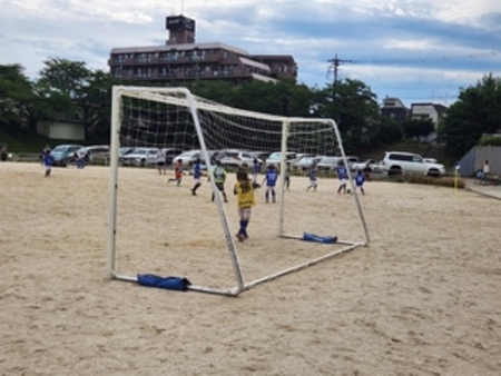 サッカーゴールを子供たちが使用している写真