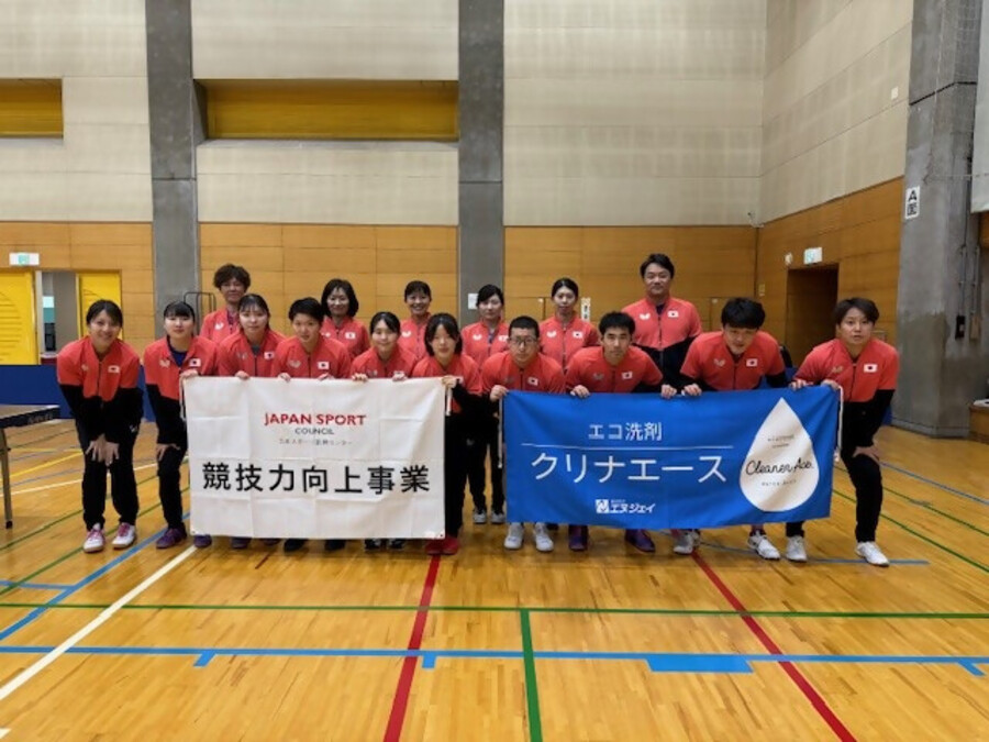 卓球日本代表強化合宿での集合写真の画像
