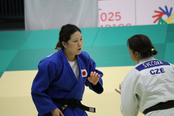 衣川暁選手の試合中の写真