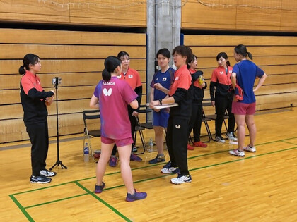選手たちがミーティングしている様子の画像