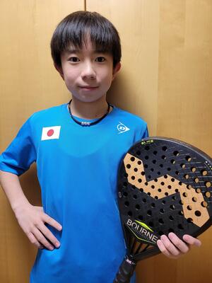 岩本悠希選手がパデルのラケットを構えている写真