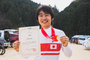 金メダルを掲げる高橋選手の写真