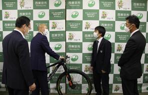 高橋選手が自転車を説明している写真