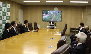 高橋選手の競技映像を見ている写真