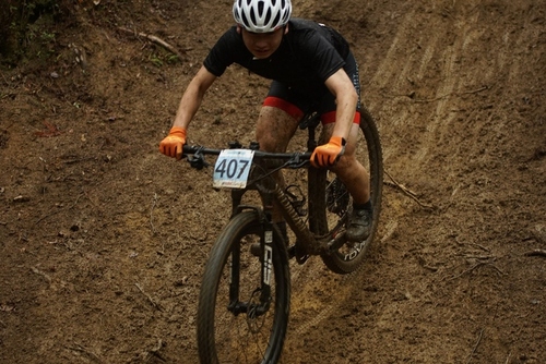 高橋選手が自転車で山道を下っている写真