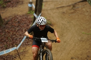 高橋選手が自転車を力強くこいでいる写真