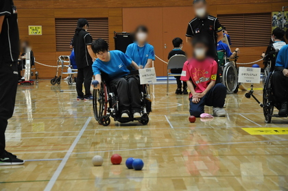 庵木選手がボールを構えている写真