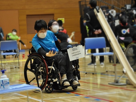 庵木選手がボールを投げている様子