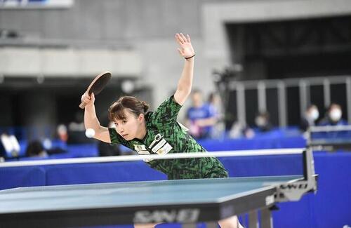 森薗美咲さんが卓球をしている写真