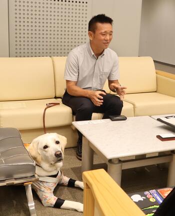 取材を受ける中澤隆選手と盲導犬シュクレ