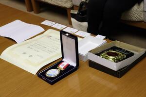 盾とメダル、表彰状の写真