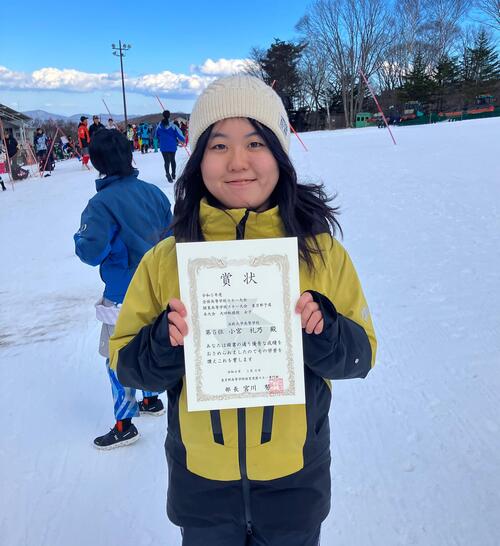 小宮選手が賞状を持っている写真