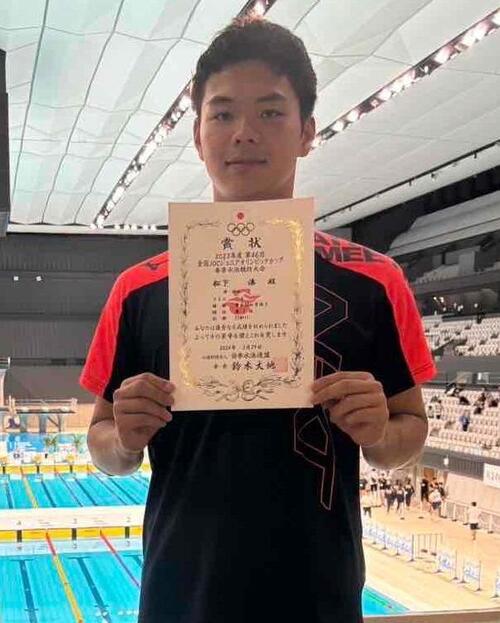賞状を持つ松下選手