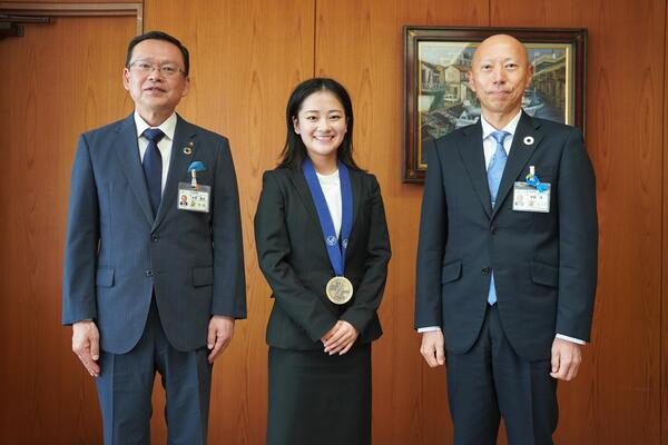 市長、渡辺選手、副市長の写真