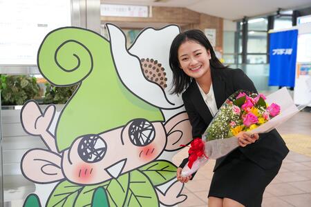 田無庁舎前で花束を持つ渡辺選手の写真