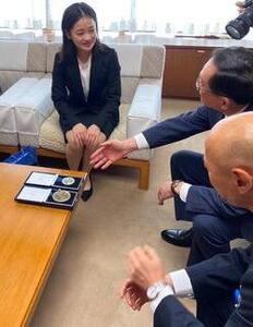 歓談の様子の写真