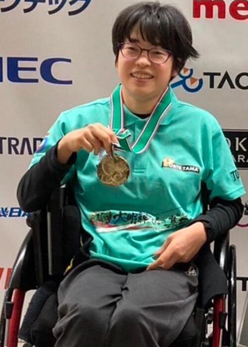 メダルを持っている庵木選手