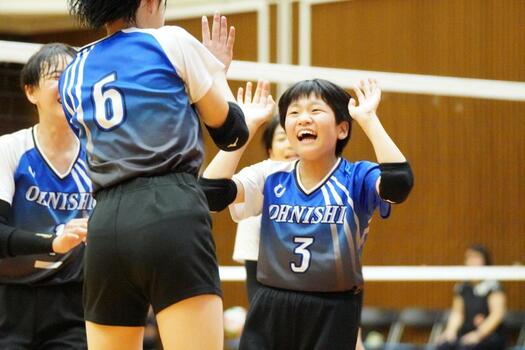 試合中の写真（ハイタッチしている様子）
