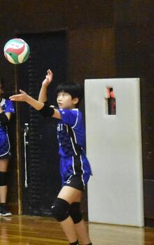 試合中の写真（サーブの写真）