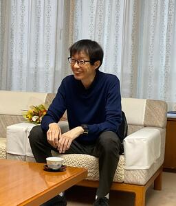 笑顔の山本監督の写真