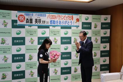 市長が森薗監督へ花束を渡している様子
