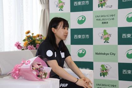 歓談中の森薗監督の写真
