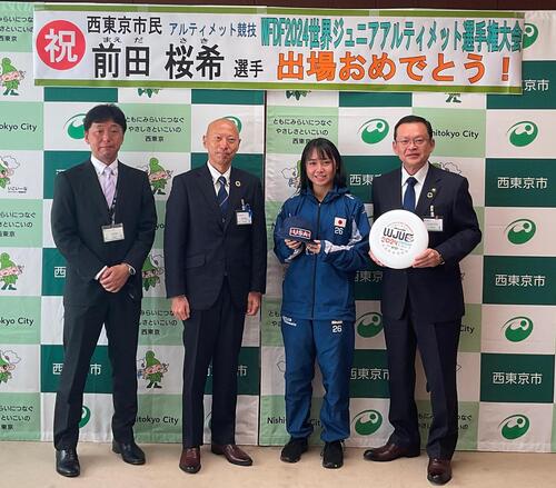 市長、前田選手、副市長の写真