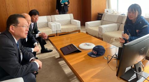 大会の映像を見ながら前田選手が説明している様子の写真