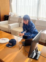 お持ちいただいたブレスレットを説明している様子の写真