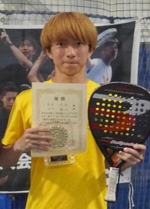 表彰状を持っている岩本選手