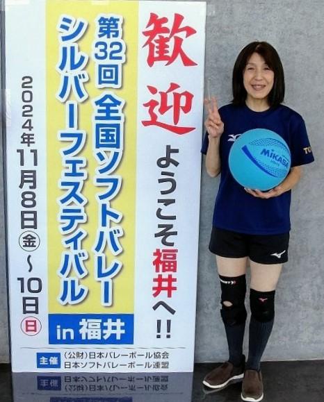 井出選手と大会看板の写真