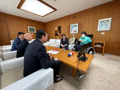 歓談の様子の写真