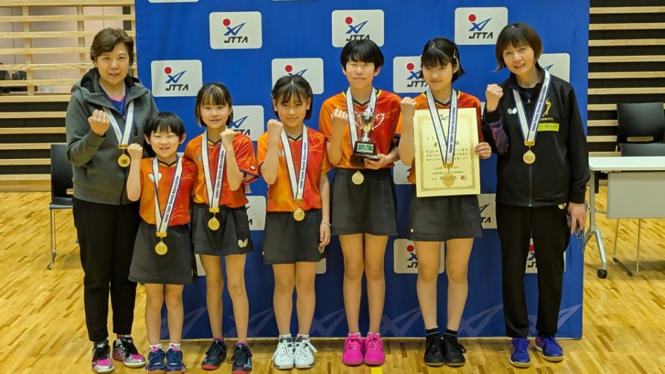 井上選手と監督、チームの集合写真