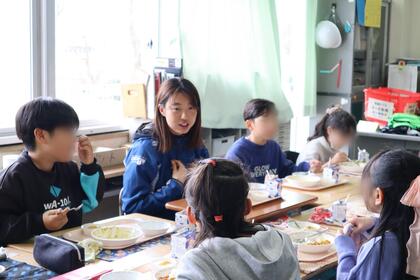 子どもたちと食べている様子
