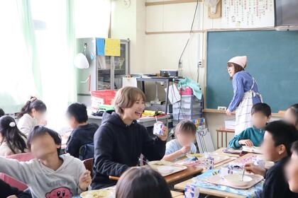 子どもたちと食べている様子